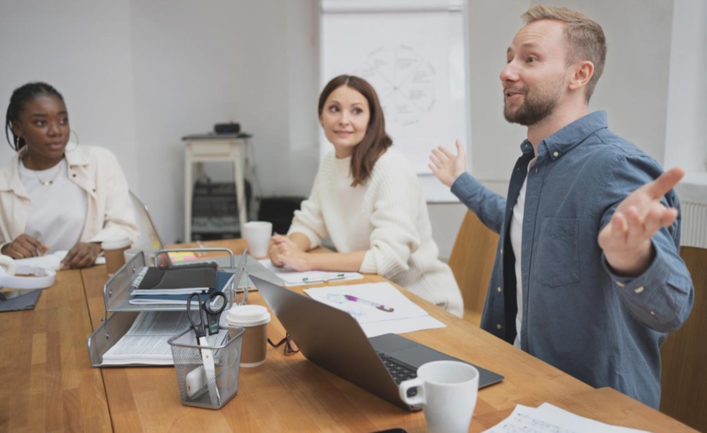 Unser Team bei der gemeinsamen Arbeit an Finanzlösungen
